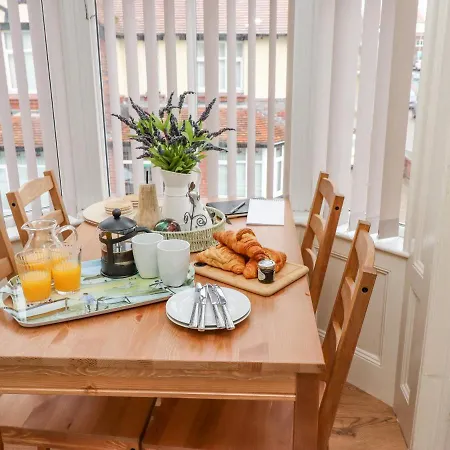 White Horses 公寓 *